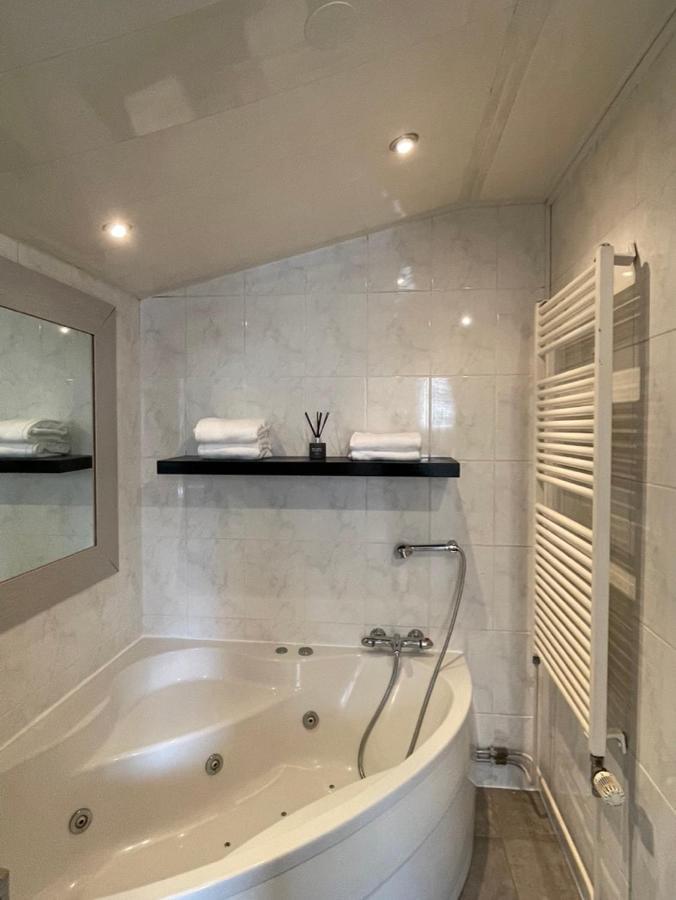 Gezellige Knusse Studio Met Bubbelbad Huizen Extérieur photo